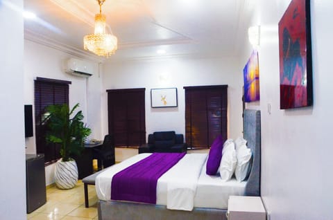 Presidential Room | Desk, bed sheets