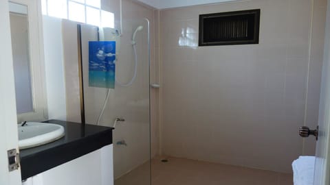 Villa with Sea View | Bathroom | Shower, free toiletries, hair dryer, towels