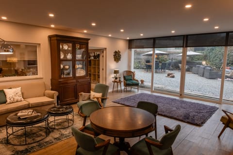 Flat-screen TV, table tennis, books, offices