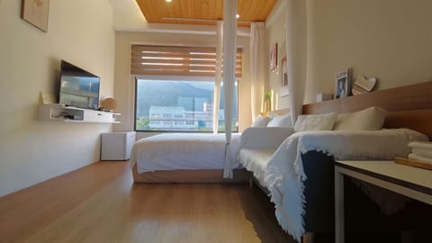 Deluxe Double Room, 1 Bedroom, Lanai, Mountain View (Do not allow 0-7yrs child check-in) | 1 bedroom, blackout drapes, soundproofing, free WiFi