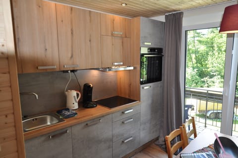 Appartement Pyramidenkogel | Private kitchen | Full-size fridge, stovetop, dishwasher, coffee/tea maker