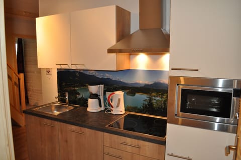 Appartement Faakersee | Private kitchen | Full-size fridge, stovetop, dishwasher, coffee/tea maker