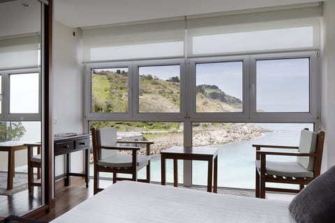 Double Room, Sea View | In-room dining