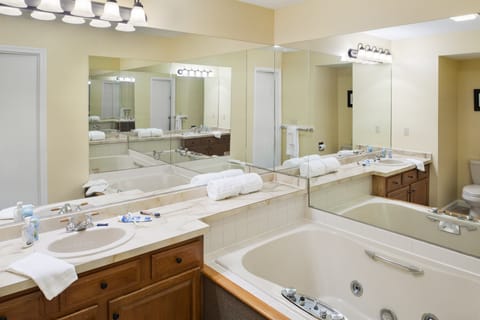 Combined shower/tub, jetted tub, free toiletries, towels