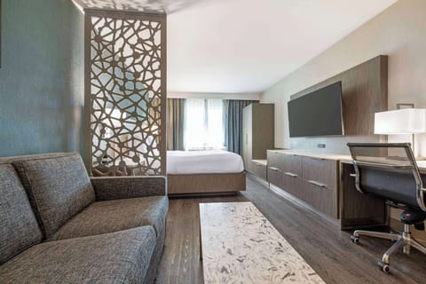 Suite, 1 King Bed, Non Smoking, Refrigerator & Microwave | Pillowtop beds, in-room safe, desk, laptop workspace