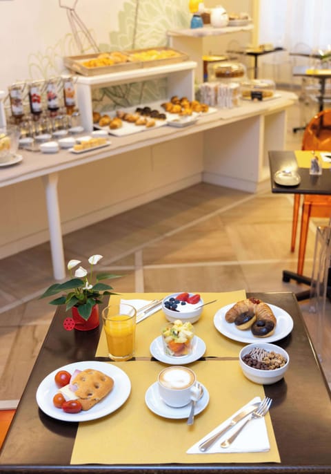 Daily buffet breakfast for a fee