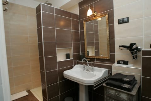 City Suite (Suite Eberhardine) | Bathroom shower