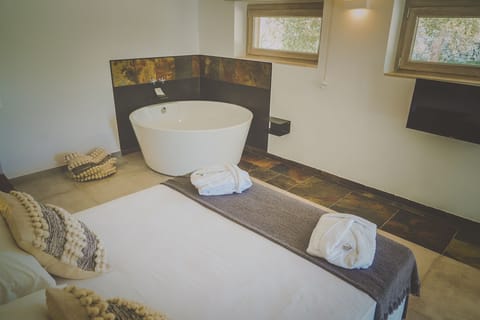 Deluxe Room | 3 bedrooms, premium bedding, down comforters, pillowtop beds
