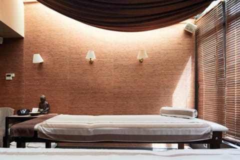 Couples treatment rooms, sauna, hot tub, body treatments, body scrubs