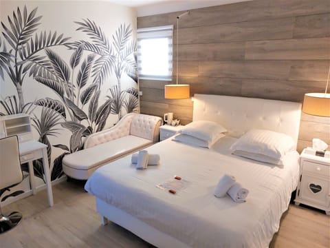 Standard Double Room, Non Smoking | In-room safe, desk, blackout drapes, soundproofing