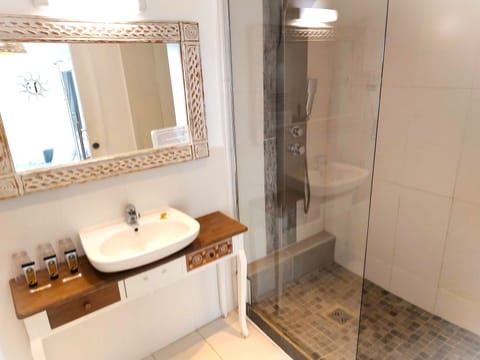 Suite with sauna, non-smoking, terrace | Bathroom | Shower, hair dryer, towels