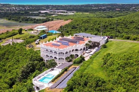 Breath taking views, pool, privacy, Vacation!