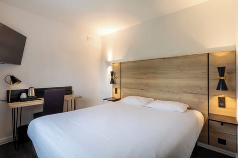 Comfort Double Room | Desk, laptop workspace, blackout drapes, iron/ironing board