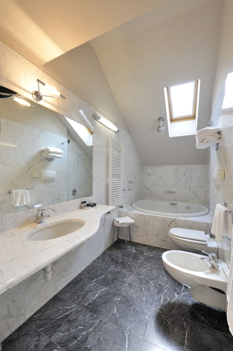 Suite | Bathroom | Free toiletries, hair dryer, bidet, towels