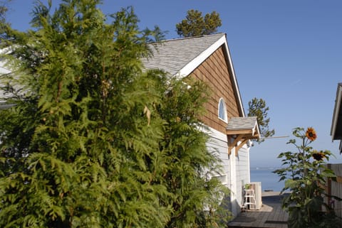 The setting is private and yet you are blocks from the center of town.