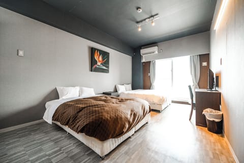 Standard Twin Room | Desk, WiFi (free), bed sheets