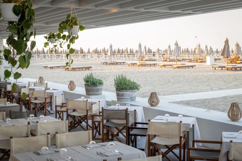 2 restaurants, breakfast, lunch, dinner served; Italian cuisine