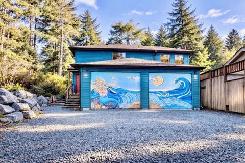 Pet Friendly Retreat - 2 Blks To Beach & Town, W/Wifi, Hot Tub & Frplc, MCA#1284 House in Manzanita