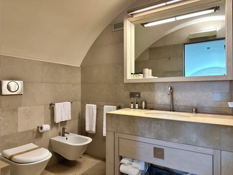 Superior Suite (Loft) | Bathroom | Shower, rainfall showerhead, designer toiletries, hair dryer
