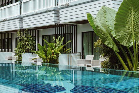 Deluxe Pool Access | In-room safe, desk, soundproofing, free WiFi