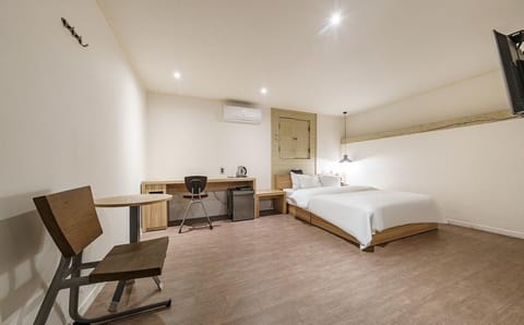 Premier Double Room | Premium bedding, down comforters, desk, laptop workspace