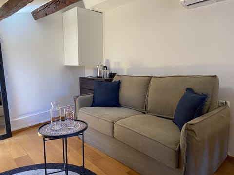 City Suite, 1 Queen Bed with Sofa bed | Premium bedding, minibar, in-room safe, desk