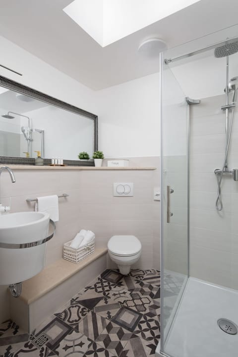 Deluxe Suite, 1 Queen Bed, Refrigerator, Tower | Bathroom | Shower, free toiletries, hair dryer, towels