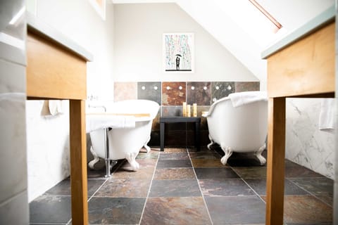 Double Room, 1 King Bed | Bathroom | Shower, free toiletries, hair dryer, bathrobes