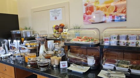 Buffet breakfast for a fee on weekdays