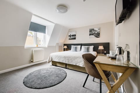 Triple En-Suite | Desk, laptop workspace, iron/ironing board, free WiFi