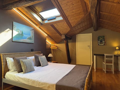 Family Apartment | Desk, free WiFi, bed sheets