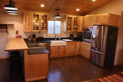 Kitchen & Breakfast Bar