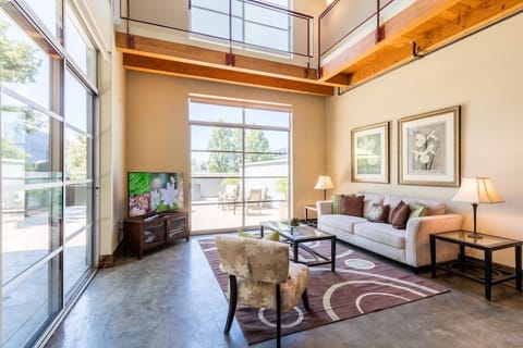 Your home away from home
"Immaculate home with beautiful views. Everything we needed was at our airbnb...super convenient to shopping stores..." -Lilly (Nov 2019)