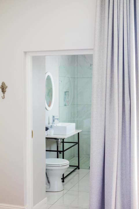 Family Room, 1 King Bed | Bathroom | Shower, free toiletries, towels