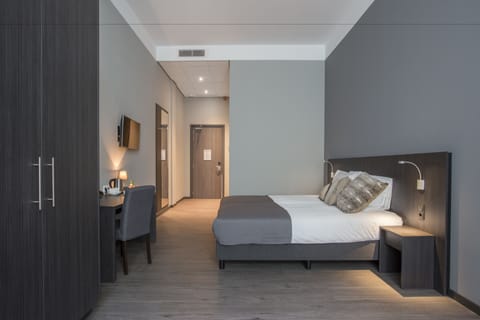 Deluxe Room | 1 bedroom, premium bedding, minibar, in-room safe