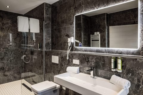 Suite, Terrace | Bathroom | Free toiletries, hair dryer, towels, soap