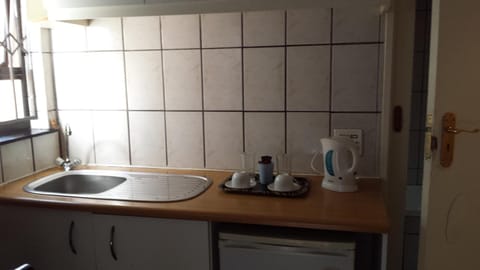 Deluxe Double or Twin Room | Private kitchen | Coffee/tea maker