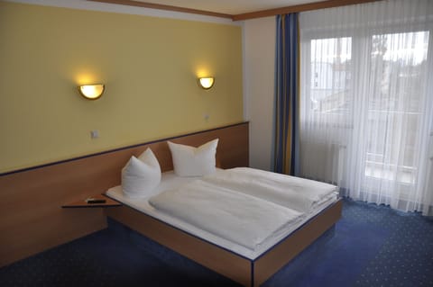Premium bedding, desk, blackout drapes, free WiFi