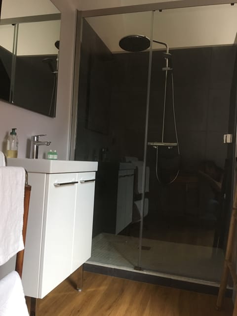 Double Room (La Grange) | Bathroom | Free toiletries, hair dryer, towels