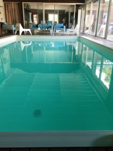 Indoor pool, sun loungers