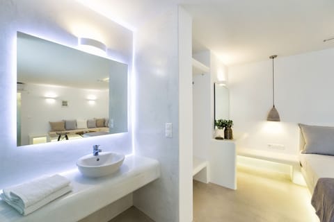 Superior Suite, Sea View (Outdoor Hot Tub) | Bathroom sink