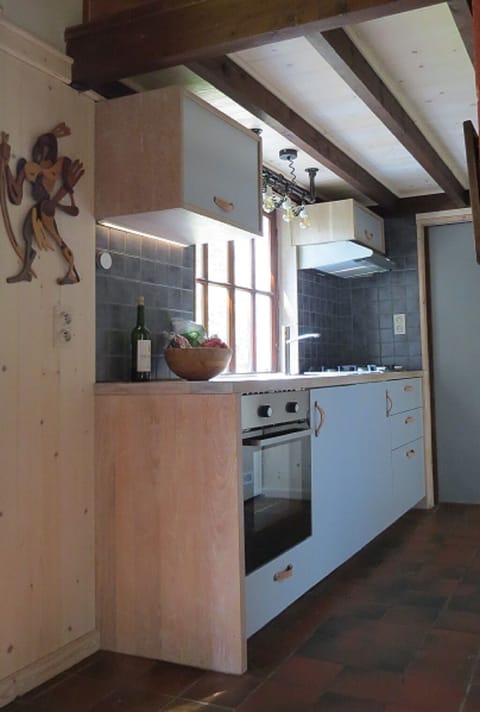 Keuken met oven en ruime inventaris 