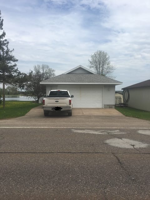 Garage/ parking view from road.
Unfortunately, garage is not included.