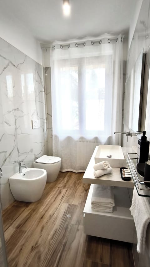 Standard Double Room, 1 Double Bed | Bathroom | Shower, hair dryer, bidet, towels