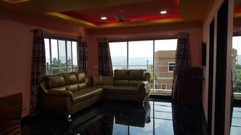 2 Bedroom Suite | Desk