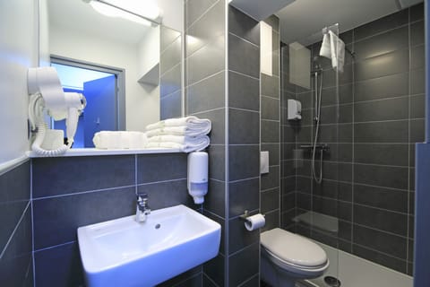 Bathtub, free toiletries, towels