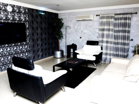Royal Suite | Premium bedding, in-room safe, desk, laptop workspace