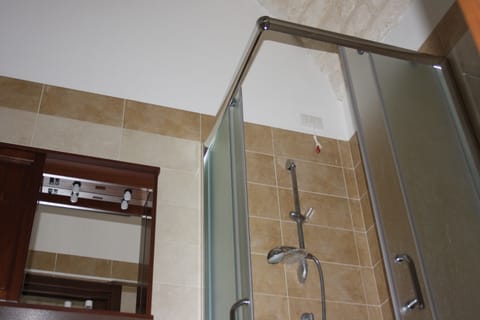 Comfort Double or Twin Room, Garden View | Bathroom | Rainfall showerhead, free toiletries, hair dryer, bidet