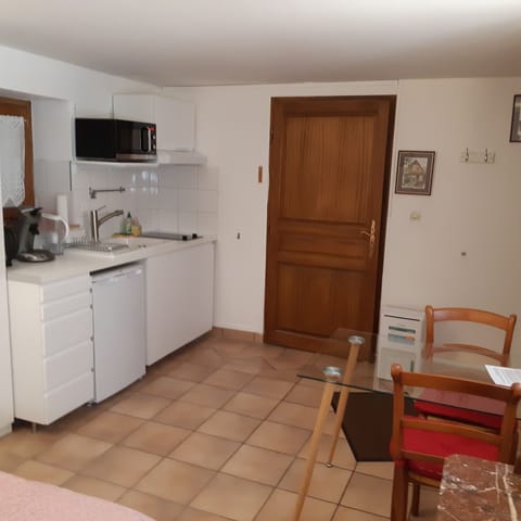 Classic Double or Twin Room (Chambre 1) | Desk, free WiFi, bed sheets