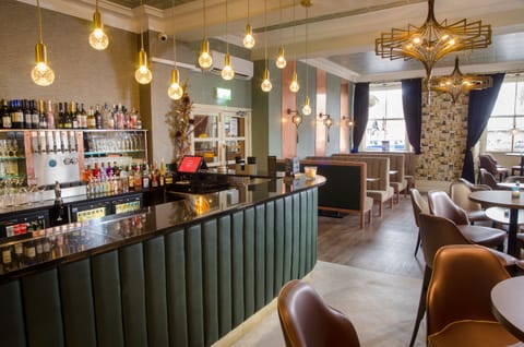 2 bars/lounges